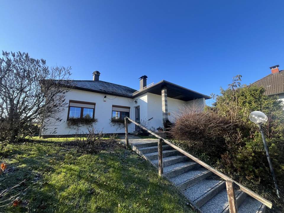 Haus in Grünruhelage mit offener Terrasse, Balkon und Garage