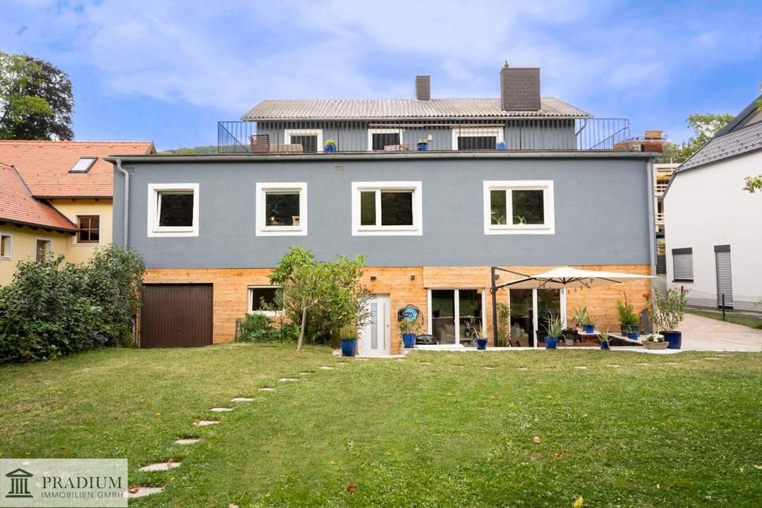 Vielseitiges Mehrparteienhaus mit Potenzial und herrlichem Ausblick in Hinterbrühl