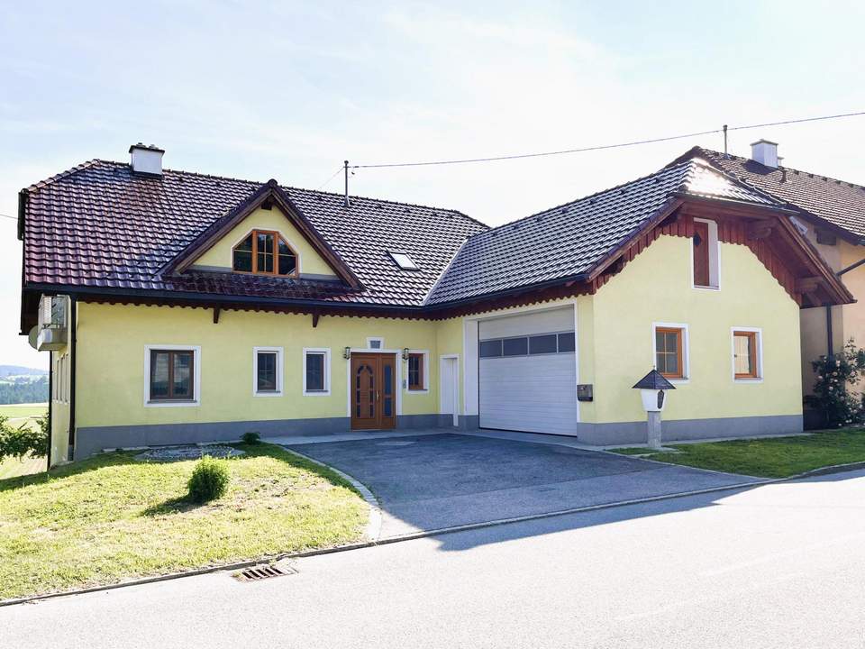 Sofort bezugsbereites, großzügiges Wohnhaus mit Fernblick und großem Garten