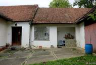 Heiligenkreuz: Sanierungsbed. Bauernhaus mit Obstbaumbestand