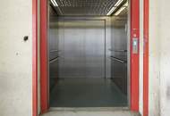 Helle Büro- oder Werkstattflächen mit Rampe
