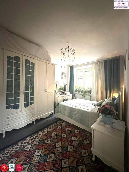 Drei Zimmer Wohnung-Hell-Klar-Altbau