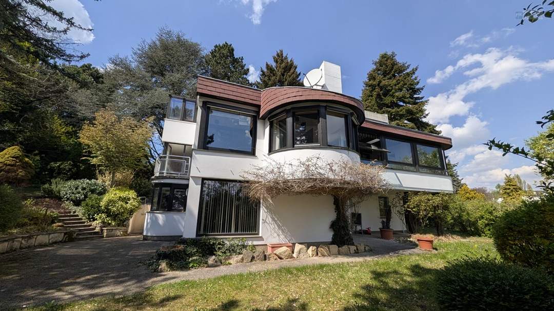 1170 AM HEUBERG: GROßZÜGIGER FAMILIENWOHNSITZ MIT INDOORPOOL, WELLNESS, GARTEN &amp; WIEN-BLICK