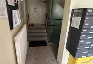 Gut geschnittene 2-Zimmer-Wohnung mit separater Küche nahe Bahnhof Liesing – sanierungsbedürftig