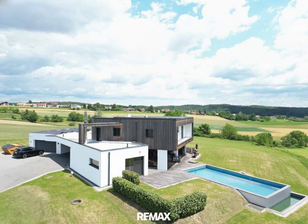 Architektenhaus in sonniger Ruhelage mit Spiral-Weinkeller, Infinity Pool, Burgblick und ca. 1 ha Eigengrund