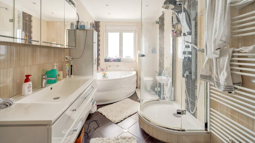Stilvolle Wohlfühloase mit Pool, Sauna & Garage!