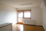 Neu sanierte 3-Zimmer Wohnung mit Küche und Balkon!