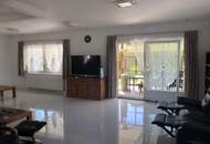 Top modernisiertes, Ein - Zweifamilienhaus, voll unterkellert, mit zwei separaten Eingängen