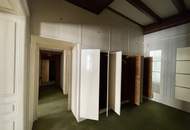UNBEFRISTET - <> Repräsentatives 7-Zimmer Altbau-Büro mit Blick auf das Rathaus – ca. 300 m² in bester Innenstadtlage
