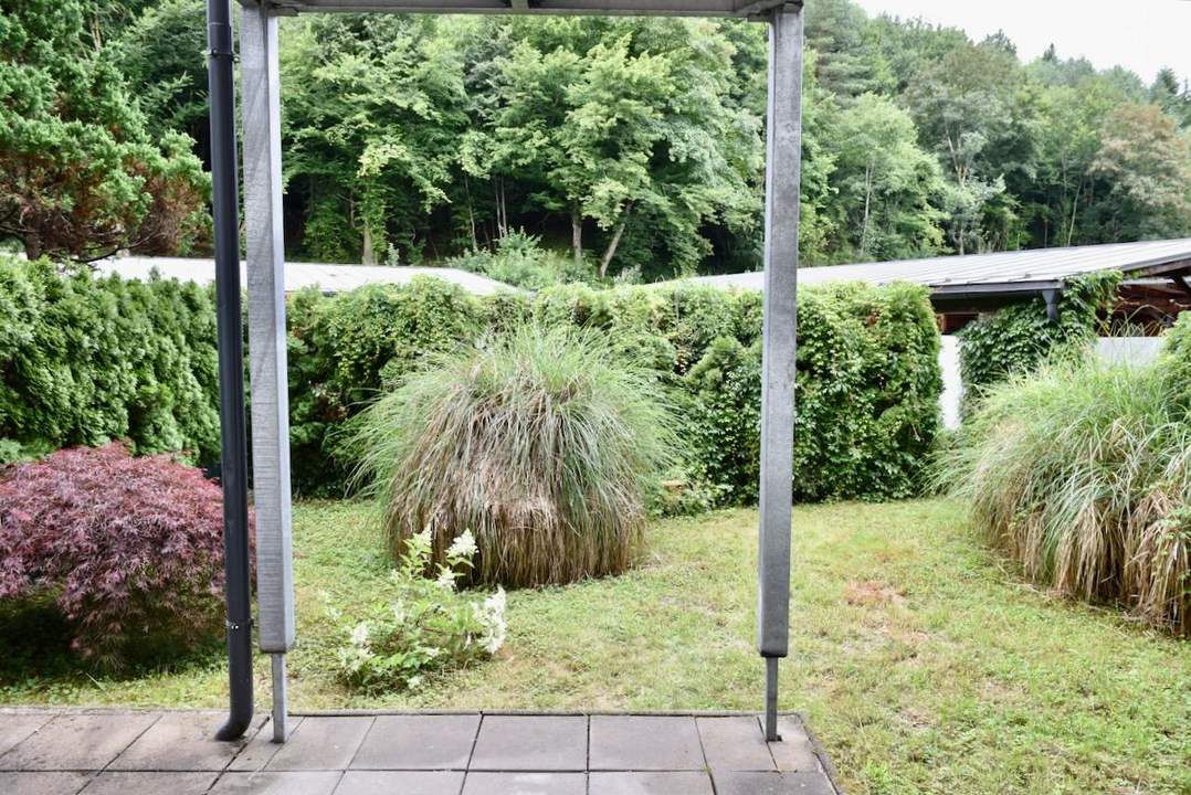 Wohnung mit Terrasse und kleinem Garten.