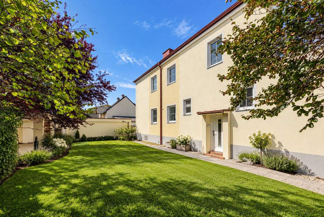 Ein Haus, viele Möglichkeiten | Großzügiges Zuhause mit zwei Wohnebenen und Ausbaureserve | 2 Küchen | Separate Eingänge | Garten mit viel Privatsphäre