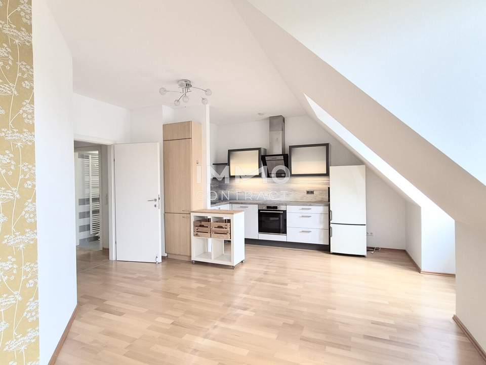 Moderne 2-Zi-DG-Wohnung mit Terrasse & Garage