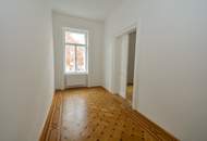 Großzügige Altbauwohnung mit kleinem Balkon in repräsentativen Stilaltbau