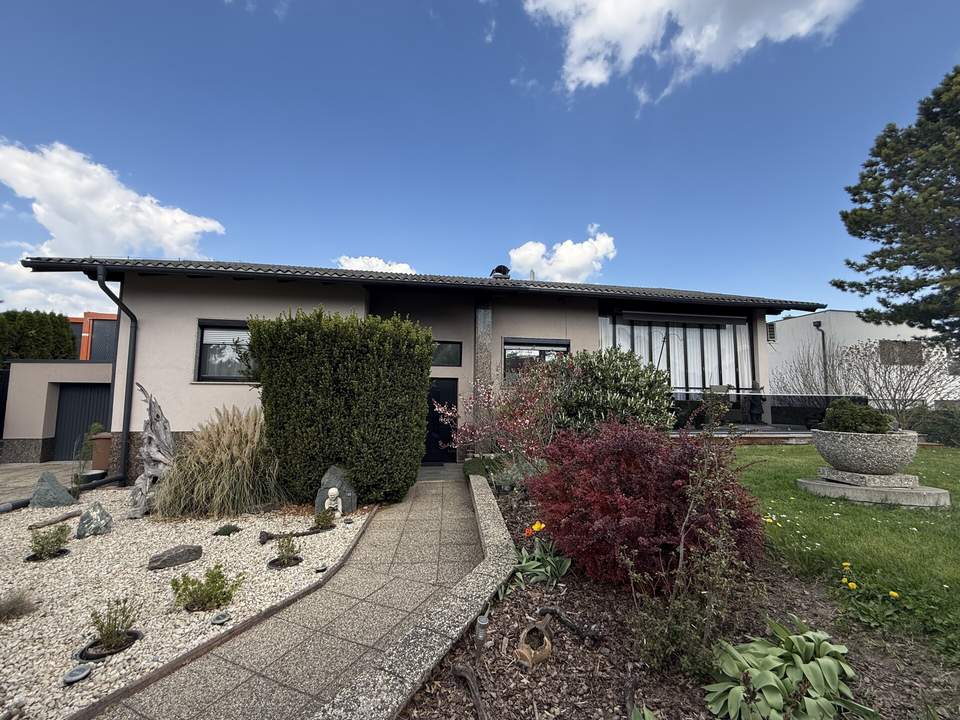 Bungalow mit Partykeller, Pool, Garage