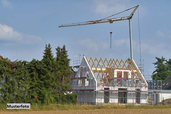 Einfamilienhaus im Rohbau mit Doppelgarage und herrlichem Ausblick – viel Potenzial
