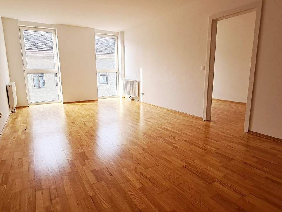 INNSTASSE, unbefristete 67 m2 Altbau, 2 Zimmer, Komplettküche, Wannenbad, Parketten, 3. Liftstock