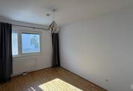 RUHIG WOHNEN. ENTSPANNT LEBEN. – 3 ZIMMER MIT BALKON & POOL | ZELLMANN IMMOBILIEN