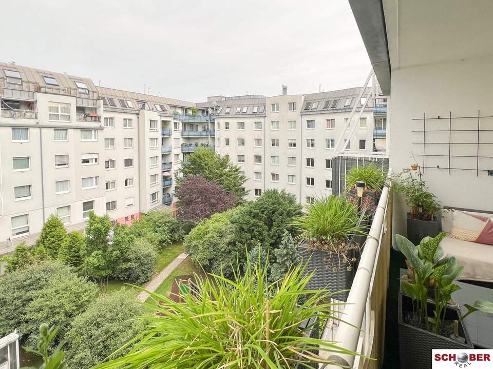 Hell und ruhig - Loggia mit Blick in den begrünten Innenhof