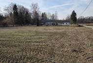 Baugrundstück im Dorfgebiet mit angrenzendem Freilangrund in sehr ruhiger Lage mit Ganztagssonne.