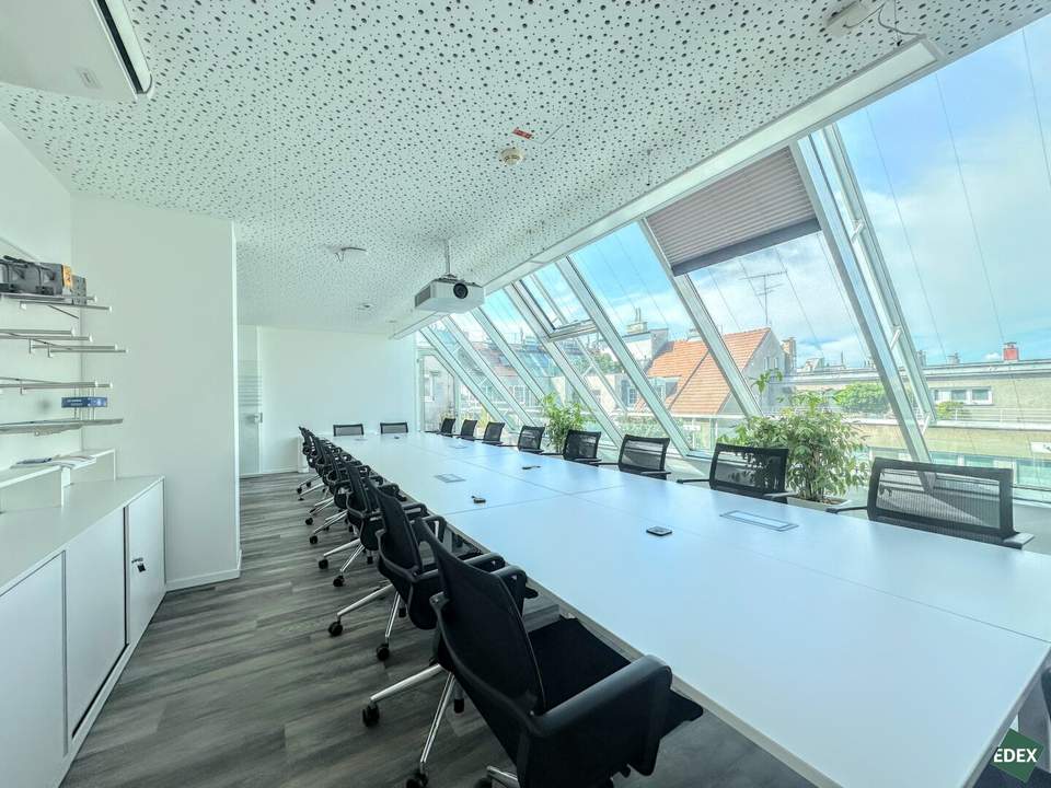 Lichtdurchflutetes DG-Büro mit Terrassen im Botschaftsviertel