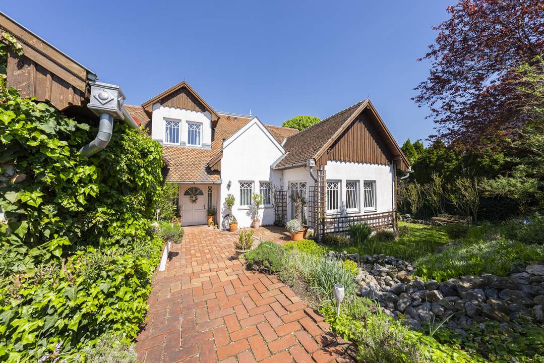 Mediterranes Wohngefühl im Weinviertel – Traumhaus mit Naturpool & Weitblick
