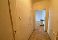 U3 NÄHE! 2 Zimmer im DG zu SANIEREN, SONNIG und RUHIG
