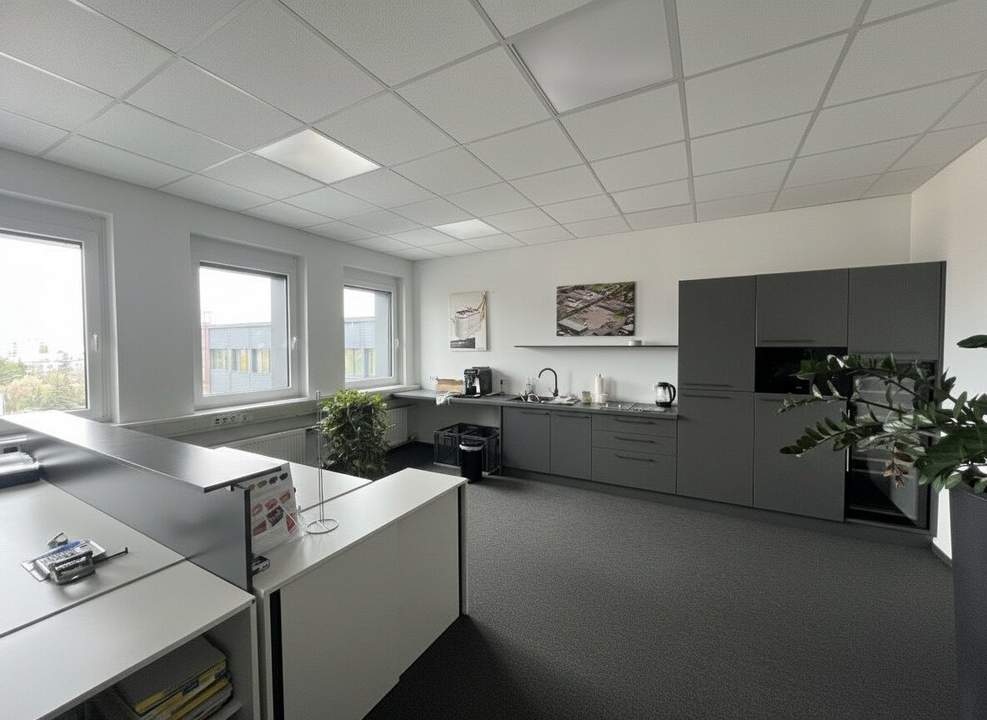 Gewerbepark Traiskirchen! 155 m² Büro mit Weitblick! Ab sofort unter € 10/m² inkl. allg BK!