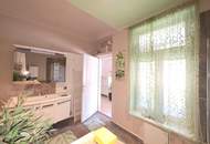 Schmuckes Häuschen mit kleinem Garten und Zufahrt