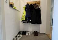 Sonnige Wohlfühlwohnung in Steyr mit Grünblick: perfekt geschnittene Räume, modernes Bad &amp; top Verkehrsanbindung – ideal für Singles, Paare oder kleine Familien mit Anspruch auf Lebensqualität und gepflegte Umgebung.