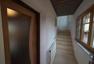 Gediegenes Stockhaus in grüner Umgebung