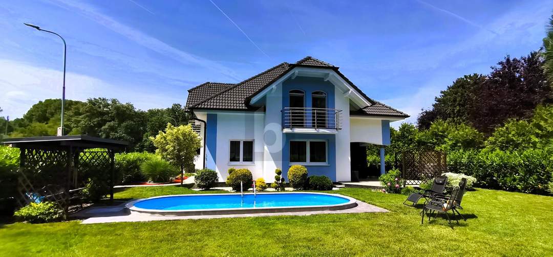 GROSSZÜGIGER FAMILIENHIT MIT GARTEN UND POOL
