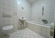 Schöne 2-Zimmer-Dachgeschoss-Wohnung mit Balkon und Parkplatz