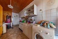 Renovierungsbedürftige Liegenschaft mit zwei Wohneinheiten, Nebengebäuden & Garage!