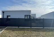 Hochmodernes Seehaus, Bungalow, 3 Zimmer, mit Garten und Terrasse, nur 4 Gehminuten vom Neufelder See entfernt