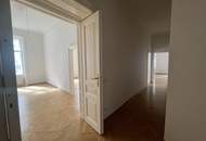 UNBEFRISTET - Repräsentative 9-Zimmer Altbauwohnung mit Balkon und Blick auf das Rathaus – ca. 293 m² in bester Innenstadtlage - auch ideal als Büronutzung