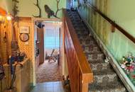 Retro-Charme mit vielen Räumen – Großzügiges Haus zur Sanierung