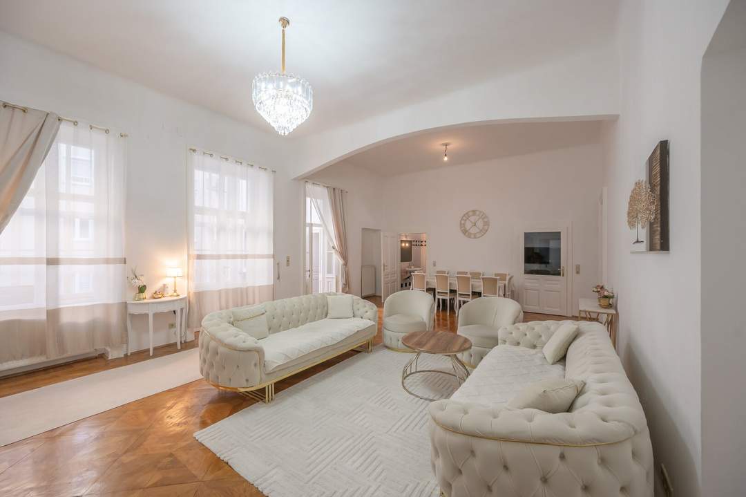 ++NEU++ Fantastische 5 Zimmer Wohnung, perfekte Lage, toller Altbau!