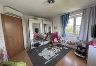 Tolles Zweifamilienhaus mit Einliegerwohnung, sonniger Terrasse, Keller, Doppelgarage und Pool!