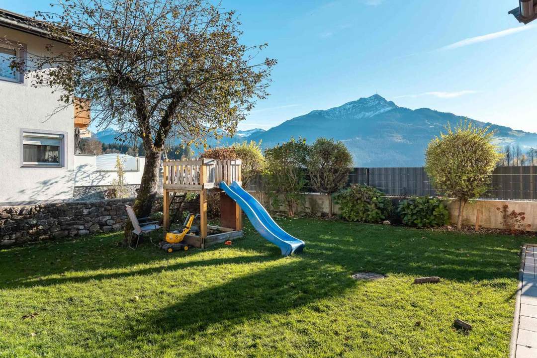 Zwei Wohneinheiten, ein Ausblick – Zweifamilienhaus mit Bergpanorama