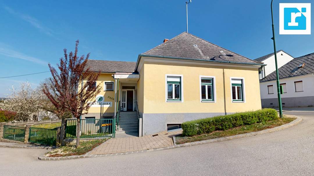 Ehemalige Volksschule mit Entwicklungspotenzial – vielseitiges Wohn- und Geschäftsobjekt