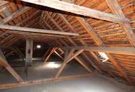 Historisches Gebäude mit großen Weinkeller mit Gewölbe im Zentrum von Perchtoldsdorf