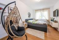 Zwei Einfamilienhäuser auf großzügigem Grundstück in sonniger Lage