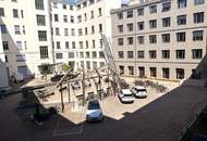 Urbanes Arbeiten im Industrial-Chic: Exklusives Büro mit Open-Space-Flair und Innenhof-Balkon