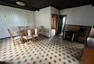 2 stark renovierungsbedürftige Häuser auf einem Grundstück mit schöner Fernsicht zu verkaufen