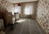Bauernhaus mit uneinsehbaren Innenhof und Schuppen