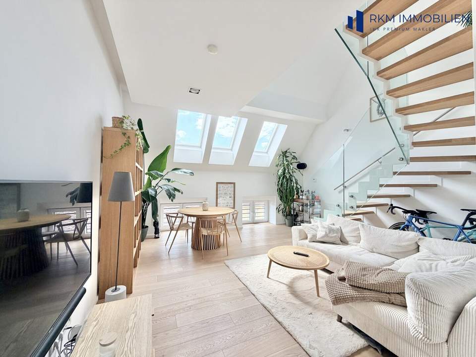 Modern renovierte Dachgeschoß-Wohnung mit Terrasse und Blick auf den Stephansdom