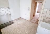 Wer nicht auf schlüsselfertig steht, ist hier richtig! 4-Zimmer Wohnung - Selbst Gestalten! Sanierungsbedürftige Altbauwohnung! U-Bahn ums Eck + Traumhaft renoviertes Altbauhaus + Optimalste Infrastruktur und Anbindung!