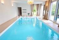 Zeitlose Architektur trifft Großzügigkeit - Designvilla mit Indoor-Pool und Einliegeroption