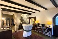 Eine Villa mit Wohnkultur, parkähnlichem Garten und Pool // A Villa of Distinction with Park-Like Garden and Pool //