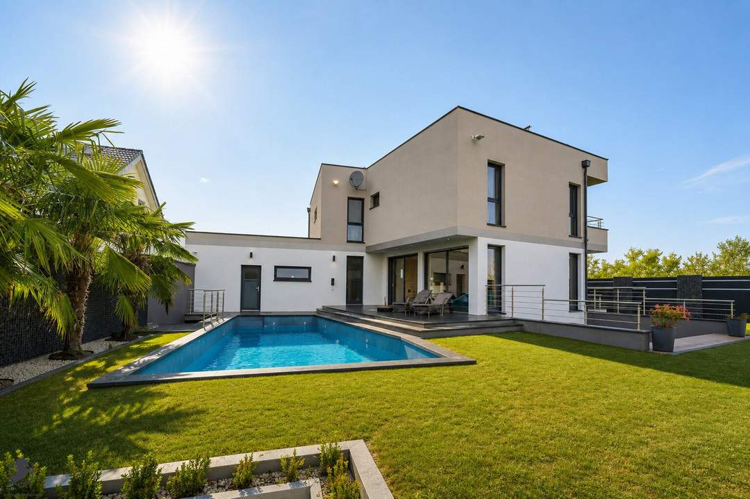 Exklusives Einfamilienhaus mit Pool, Doppelgarage & hochwertiger Ausstattung